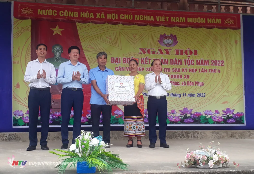 lanh_dao_huyen_con_cuong_trao_qua_cho_khu_dan_cu_ban_phuc_20221118124450.jpg