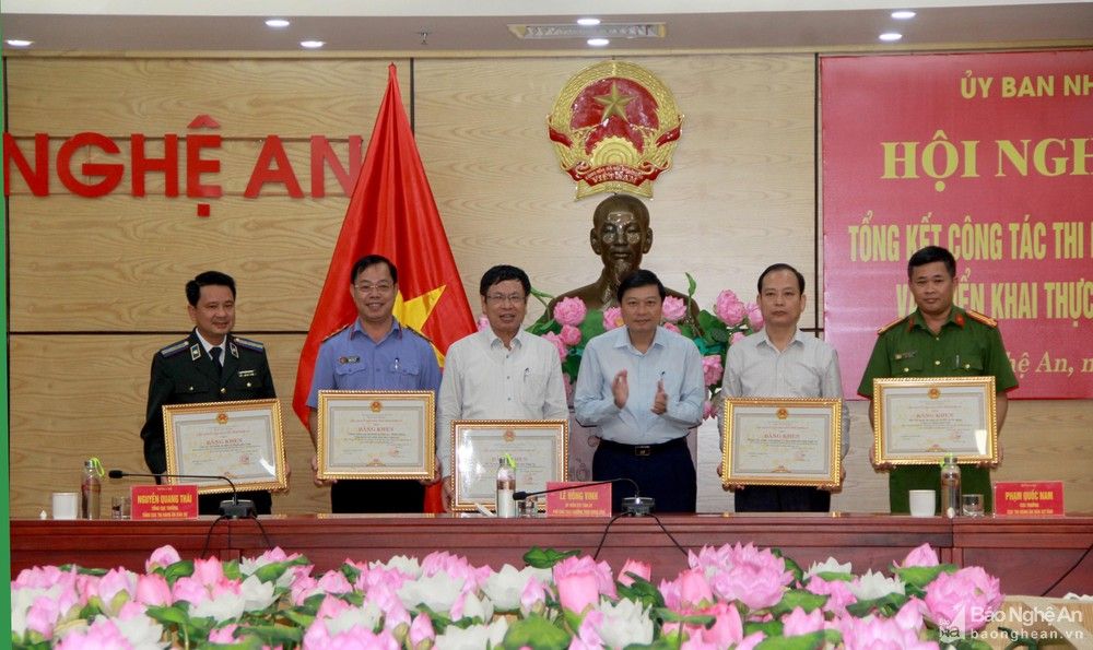 bna-trao-bang-khen-cho-cac-tap-the-xuat-sac-8038.jpg