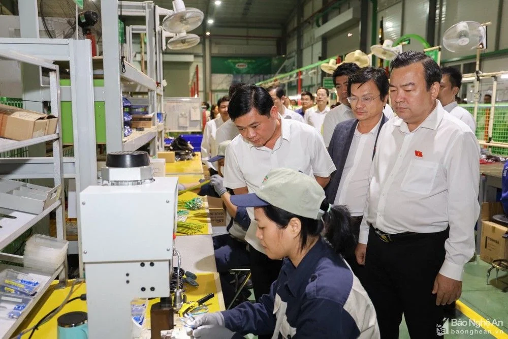 bna-doan-dbqh-nghe-an-tham-tim-hieu-san-xuat-tai-cong-ty-co-phan-ky-thuat-cong-nghiep-a-chau-tai-khu-cong-nghe-cao-hoa-lac-anh-thu-nguyen-6662.jpg
