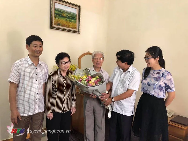 lanh-dao-dai-tham-va-tang-hoa-chao-mung-nhac-sy-nguyen-tai-tue-tro-ve-que-huong-chuan-bi-cho-dem-nhac-tinh-que-.jpg