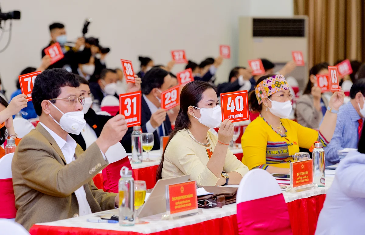 3--Cac-dai-bieu-bieu-quyet-thong-qua-du-thao-nghi-quyet-tai-Ky-hop-thu-4-HDND-tinh-khoa-XVIII-to-chuc-vao-thang-12-2021-1.jpeg
