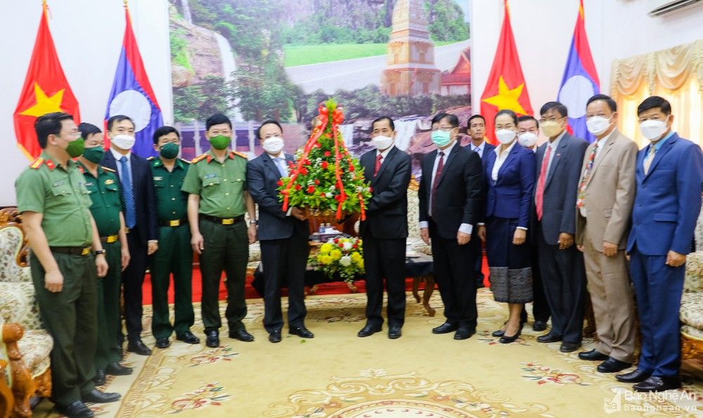 bna_tinh-nghe-an-tham-chuc-tet-co-truyen-bunpimay-tai-lao-hinh-anh-3.jpg