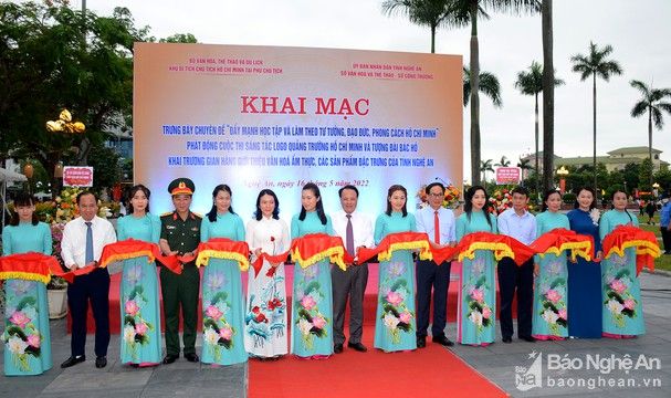 bna_cac_dai_bieu_cat_bang_khai_truong_trien_lam_anh_thanh_chung4465991_1652022.jpg