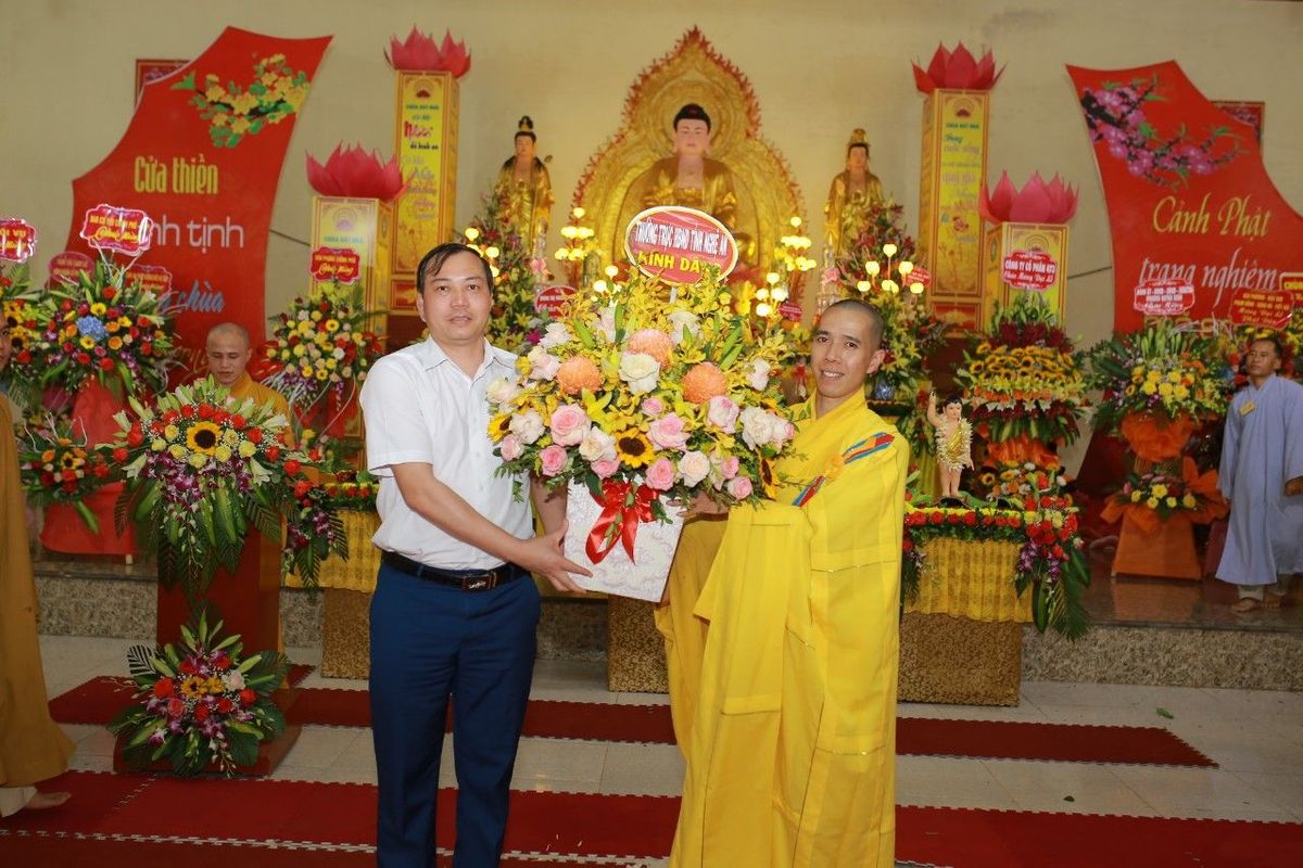 dong-chi-chu-duc-thai-truong-ban-van-hoa-xa-hoi-hdnd-tinh-dai-dien-thuong-truc-hdnd-tinh-tham-du-tang-hoa-chuc-mung-le-phat-dan.jpg