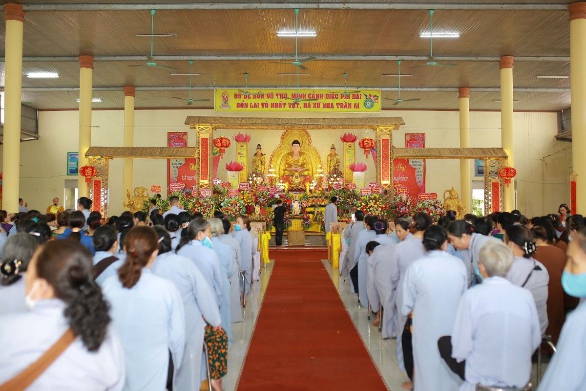 nhieu-tang-ni-phat-tu-trong-tinh-ve-du-le-phat-dan-tai-chua-bat-nha.jpg