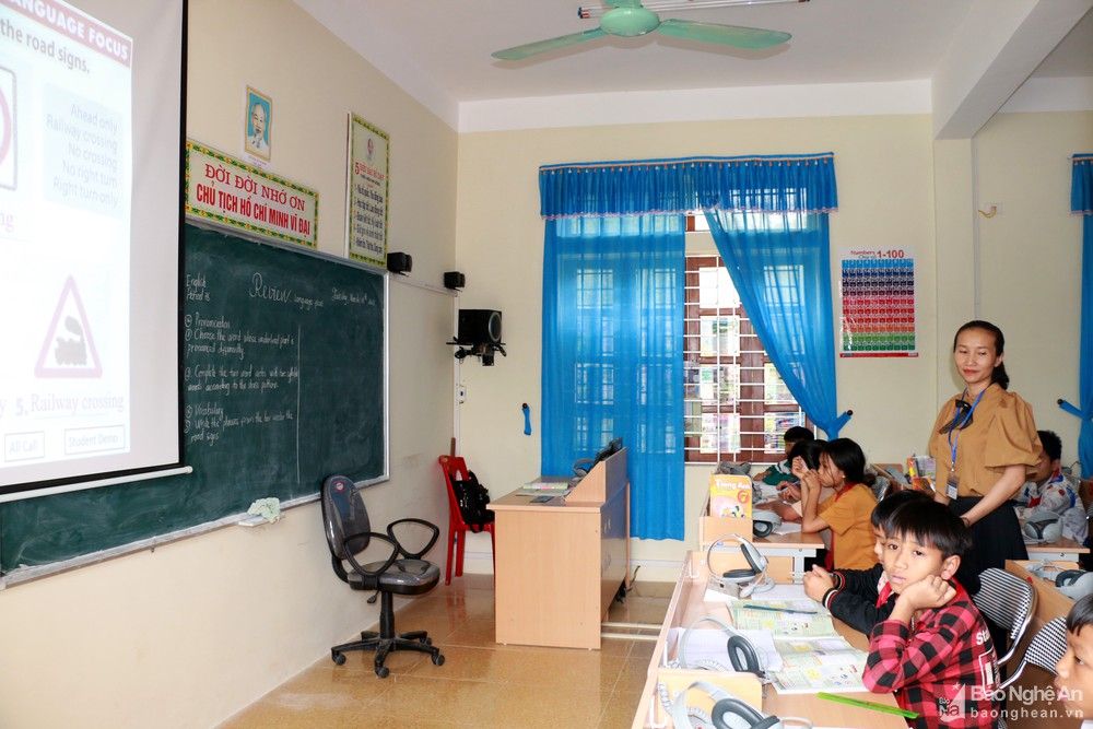 bna_gio_hoc_ngoai_ngu_cua_hoc_sinh_huyen_ky_son_anh__mh6436829_2352022.jpg