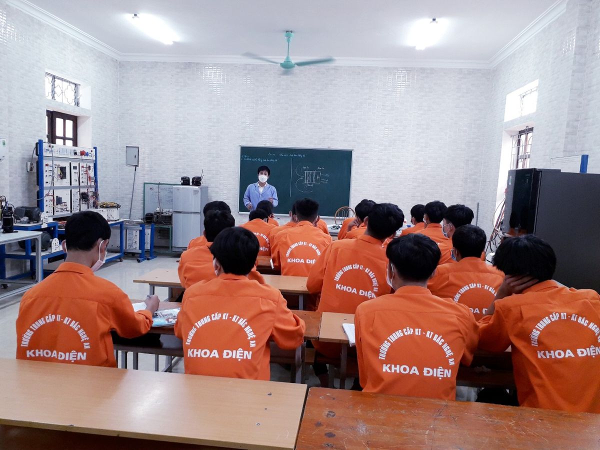 mot-lop-hoc-nghe-tai-truong-trung-cap-kinh-te---ky-thuat-bac-nghe-an.jpg