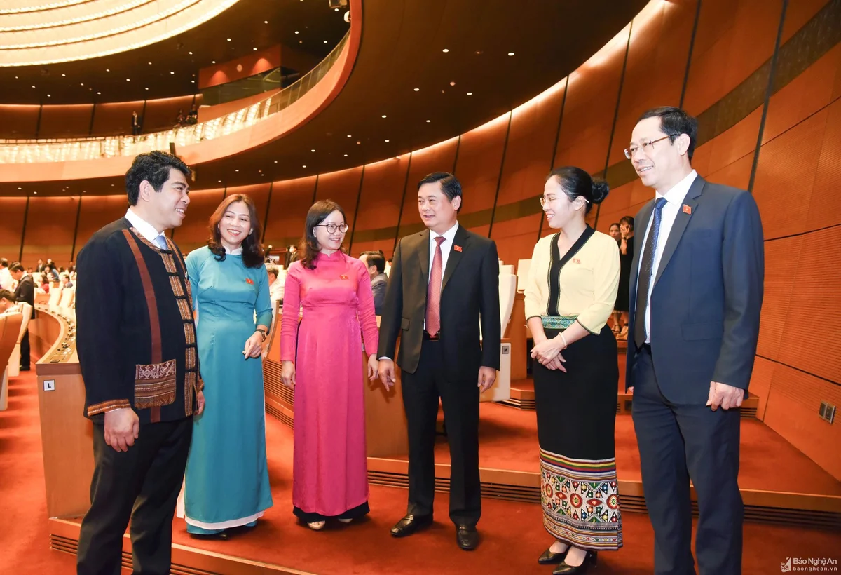 bna-cac-dai-bieu-quoc-hoi-doan-nghe-an-trao-doi-ben-le-ky-hop-thu-3-quoc-hoi-khoa-xv-anh-quang-khanh-2557--n1.jpg