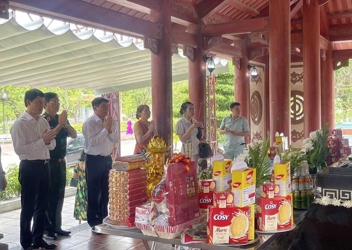 doan-lam-le-tuong-niem-cac-ahls-tai-nha-tuong-niem-dtls-truong-bon.jpg