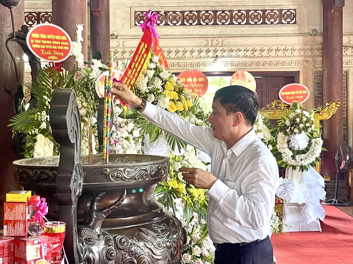 dong-chi-bui-van-cuong-uy-vien-trung-uong-dang-tong-thu-ky-quoc-hoi-chu-nhiem-van-phong-quoc-hoi-dang-huong-dang-hoa-tai-nha-tuong-niem-di-tich-lich-su-truong-bon.jpg