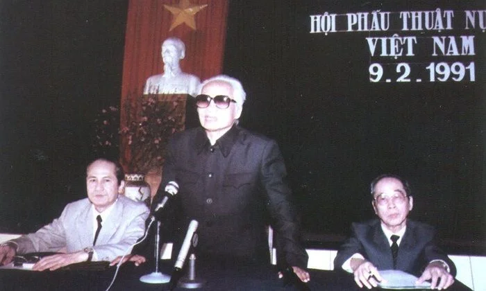 co-van-pham-van-dong-tai-dai-hoi-hoi-phau-thuat-nu-cuoi-viet-nam-nam-1991-ben-trai-la-gs-tskh--nguyen-huy-phan-ben-phai-la-gs--hoang-dinh-cau.jpg