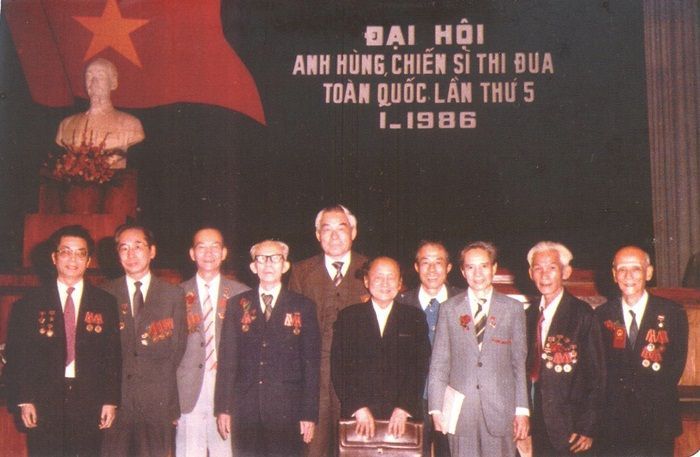 gs--hoang-dinh-cau-thu-2-tu-trai-sang-tai-dai-hoi-anh-hung-chien-si-thi-dua-toan-quoc-lan-thu-5-nam-1986.jpg