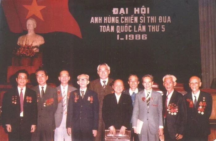 gs--hoang-dinh-cau-thu-2-tu-trai-sang-tai-dai-hoi-anh-hung-chien-si-thi-dua-toan-quoc-lan-thu-5-nam-1986.jpg