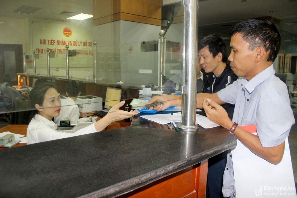 bna-nguoi-dan-giao-dich-tai-chi-cuc-thue-vinh-anh-quang-an-4695.jpg