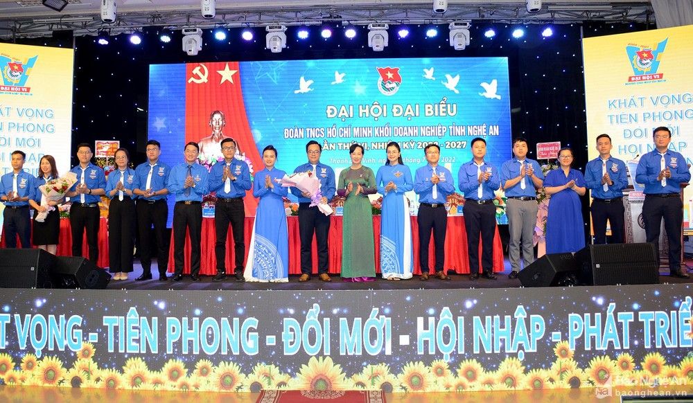 bna-lanh-dao-tinh-doan-nghe-an-dang-uy-khoi-doanh-nghiep-nghe-an-tang-hoa-chuc-mung-ban-chap-hanh-doan-khoi-doanh-nghiep-nghe-an-nhiem-ky-2022-2027-anh-thanh-chung-5526--n1.jpg