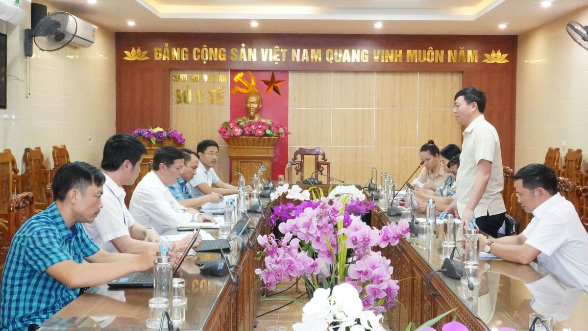 dong-chi-chu-duc-thai-truong-ban-vh---xh-phat-bieu-tai-cuoc-lam-viec-voi-so-y-te.jpg