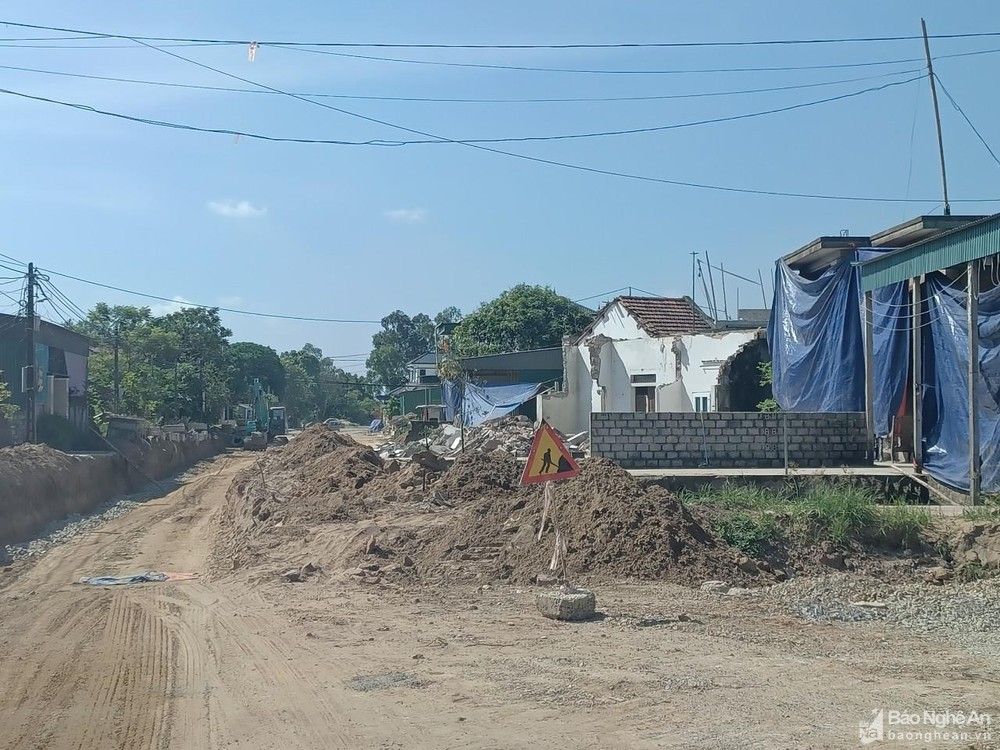 bna-do-con-vuong-2-ho-dan-nen-den-nay-tuyen-duong-quoc-gia-ven-bien-doan-qua-phuong-nghi-hoa-thi-xa-cua-lo-van-chua-thong-tuyen-anh-tien-dong-3621.jpg
