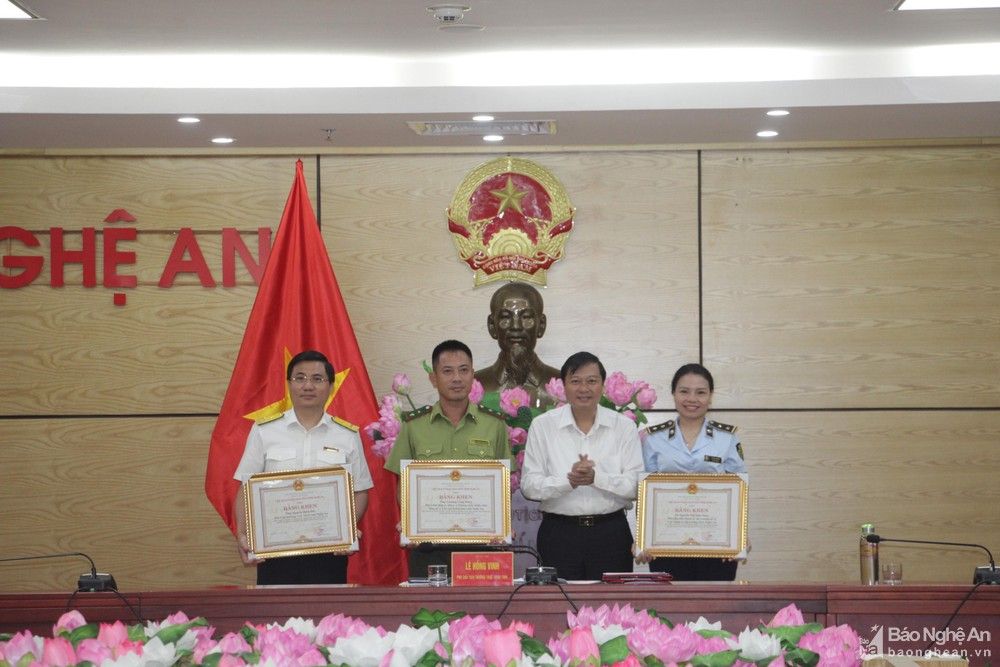bna-trao-bang-khen-cua-ubnd-tinh-cho-cac-ca-nhan-da-co-thanh-tich-xuat-sac-trong-cong-tac-dau-tranh-phong-chong-buon-lau-gian-lan-thuong-mai-va-hang-gia-nam-2021-2956.jpg