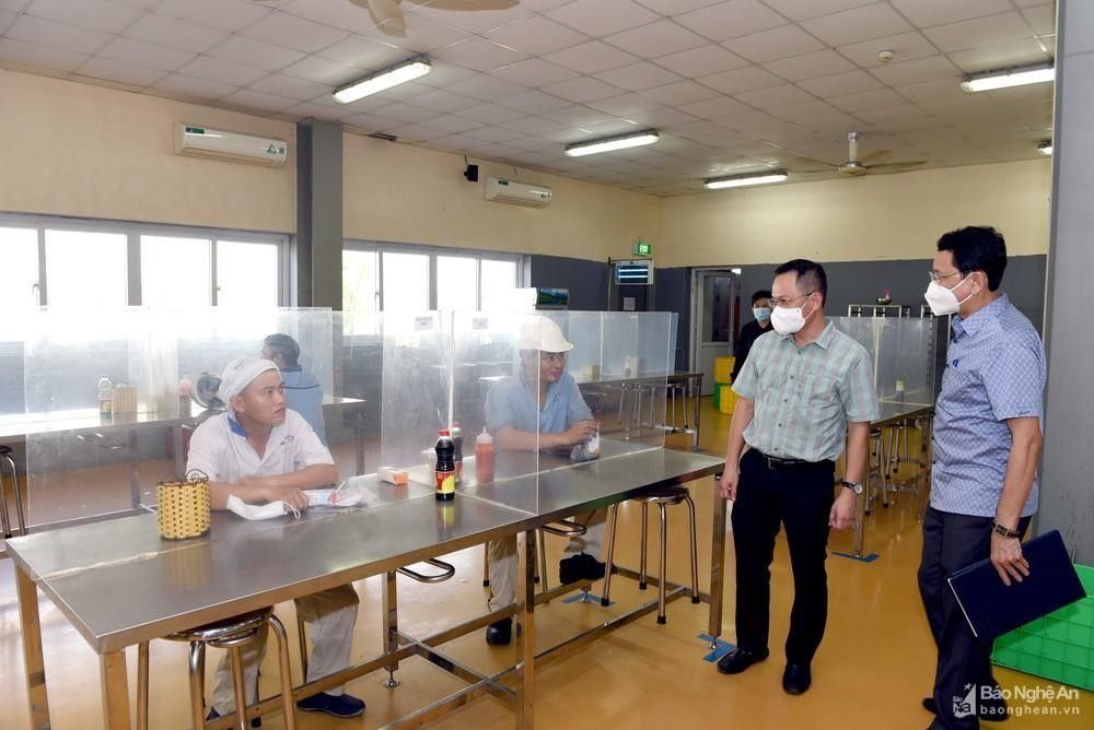 do-anh-huong-boi-covid-nen-doanh-nghiep-mat-them-chi-phi-khong-chinh-thuc-anh-kiem-tra-lien-so-kiem-tra-phong-dich-tai-nha-may-kcn-8310.jpg