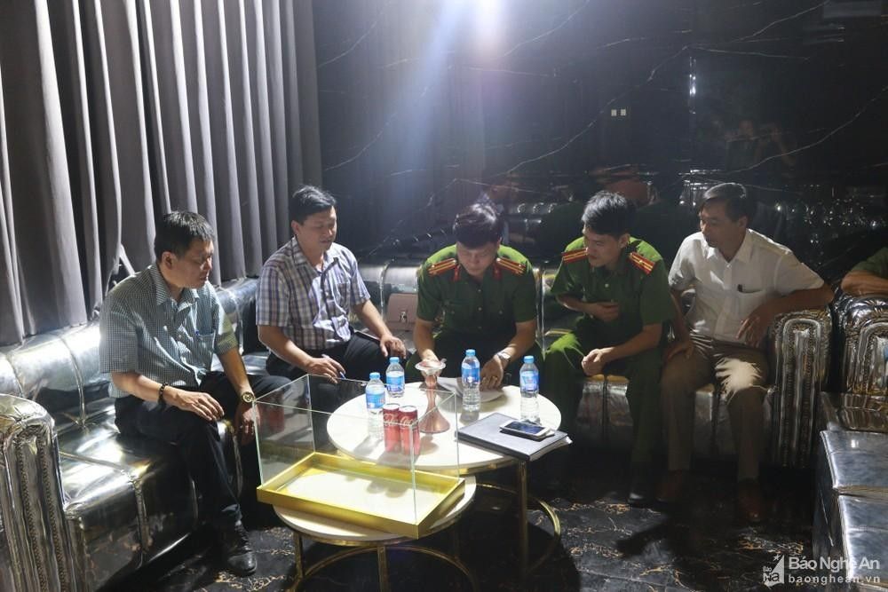doan-kiem-tra-lien-nganh-kiem-tra-mot-co-so-bar-tay-tren-duong-nguyen-thi-minh-khai-thanh-pho-vinh-anh-dang-cuong-2660.jpg