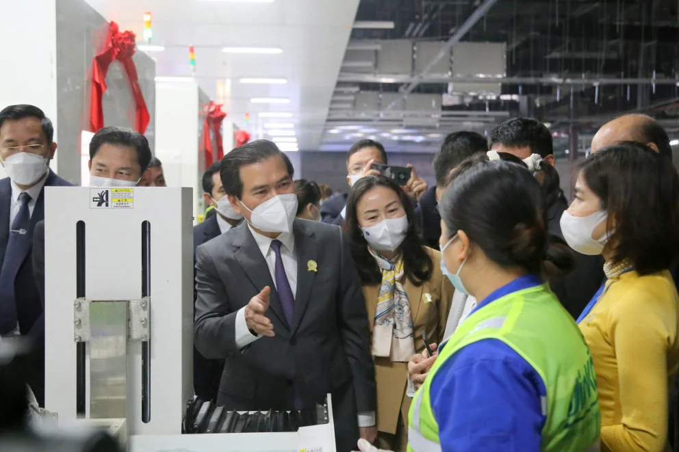 ong-bui-van-khang-pct-ubnd-tinh-quang-ninh-toi-kiem-tra-noi-chuyen-voi-cong-nhan-xuong-san-xuat-1125.jpg