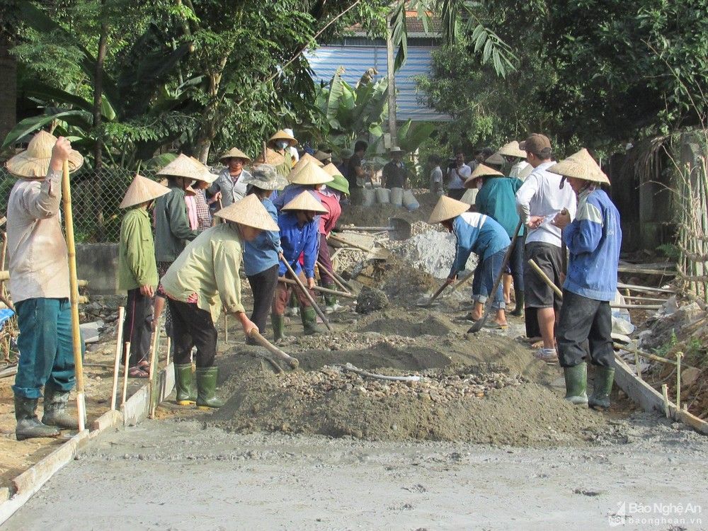 bna-nguoi-dan-con-cuong-gop-cong-gop-cua-be-tong-hoa-duong-noi-thon-ban-anh-ba-hau-3727--n1.jpg