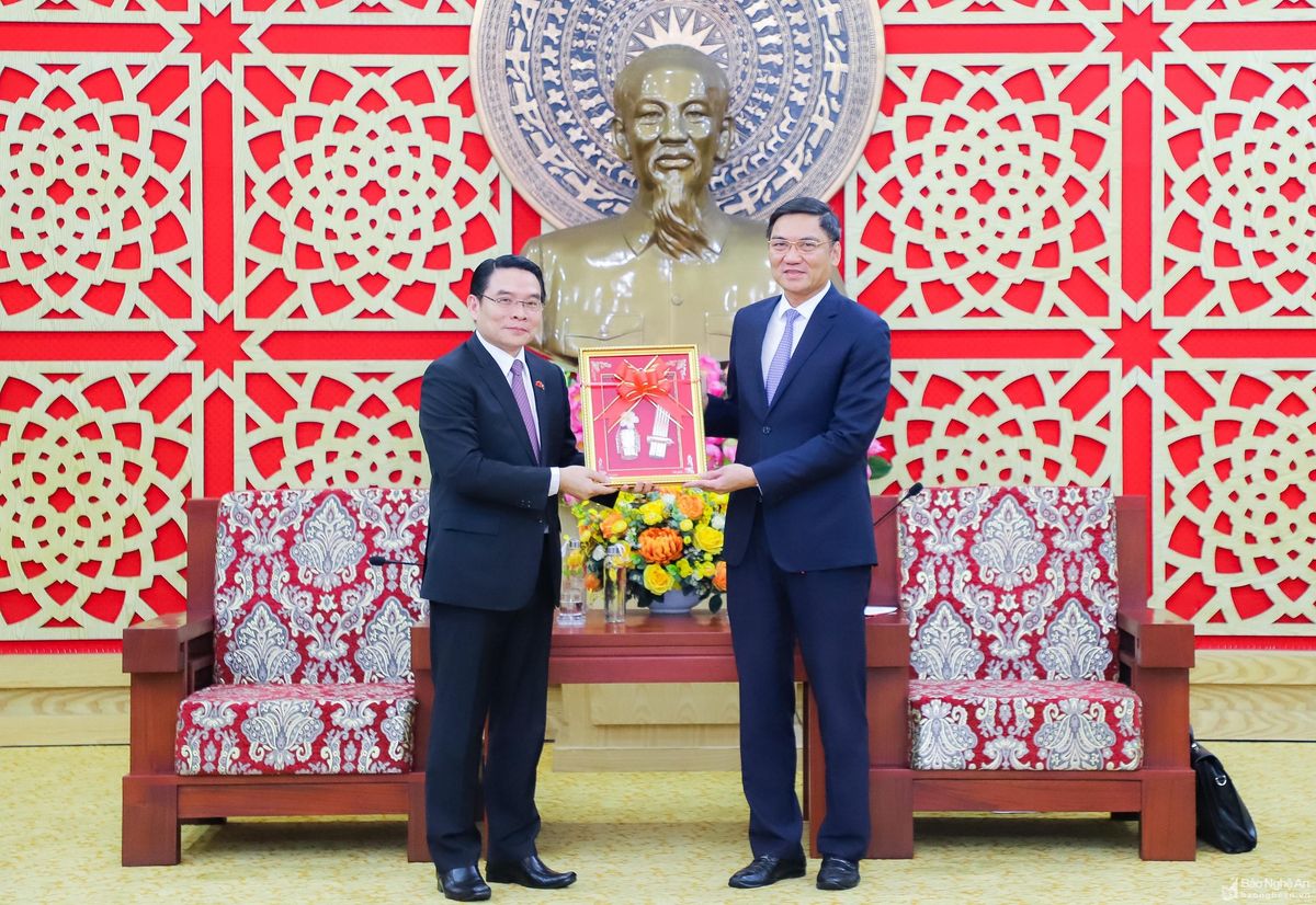 bna-bi-thu-tinh-uy-tinh-truong-tinh-cham-pa-sac-tang-qua-luu-niem-cho-pho-bi-thu-tinh-uy-chu-tich-ubnd-tinh-nghe-an-2774.jpg