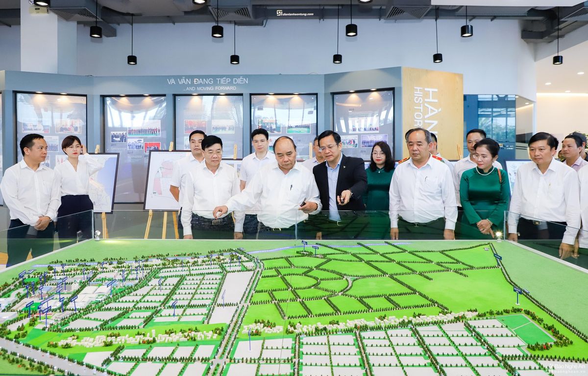 bna-chu-tich-nuoc-nguyen-xuan-phuc-nghe-gioi-thieu-ve-quy-mo-hoat-dong-cua-kcn-vsip-nghe-an-1491--n1.jpg