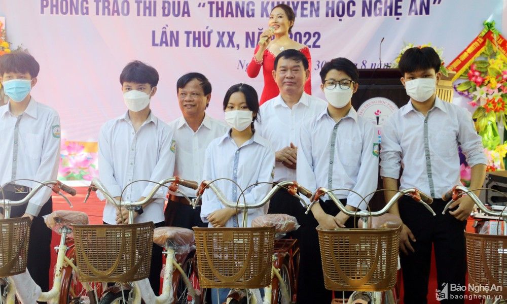 bna-hoi-khuyen-hoc-tinh-trao-qua-cho-cac-hoc-sinh-co-hoan-canh-kho-khan-anh-my-ha-2253.jpg