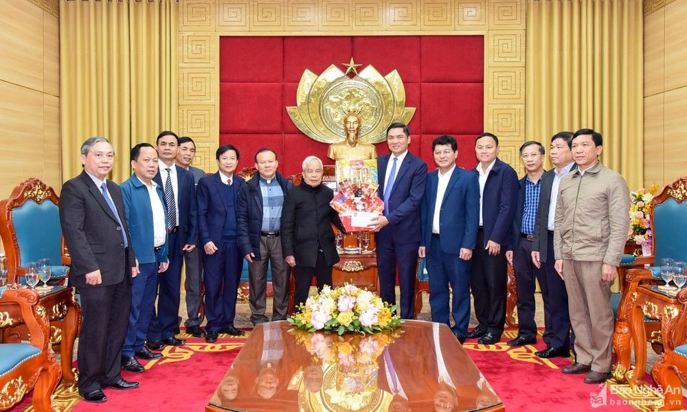 bna-tang-qua-chuc-mung-tinh-uy-2-thanh-le-5074--n1.jpg