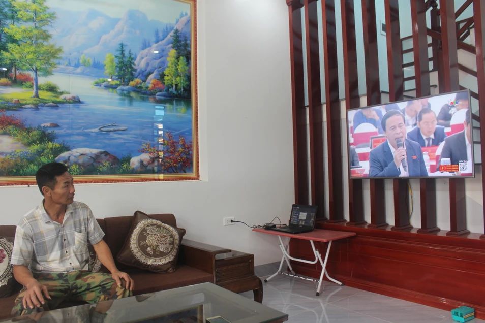 ong-tran-van-hanh-cu-tri-thon-tan-dan-bong-khe-con-cuong-theo-doi-ky-hop-5399.jpg.webp