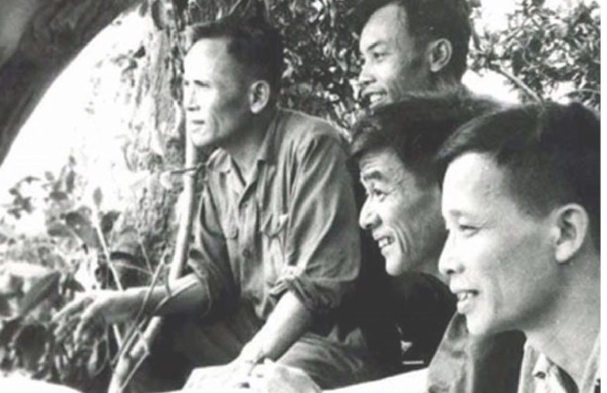 ong-chi-chu-huy-man-ben-trai-tai-ai-quan-sat-chien-dich-f2-thang-6-1972.jpg