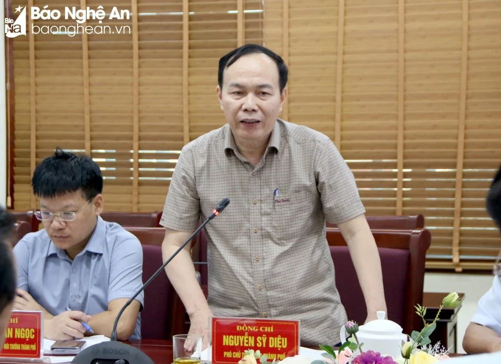 bna-dong-chi-nguyen-sy-dieu-pho-chu-tich-ubnd-tpvinh-tra-loi-mot-so-van-de-ma-doan-giam-sat-neu-ra-6758.jpg