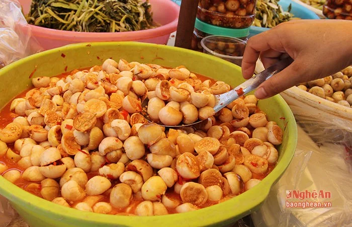 mon-ca-muoi-xoi-xu-nghe-co-ac-trung-la-uop-nhieu-loai-gia-vi-trong-o-noi-troi-nhat-la-ot-cay-va-toi-cu-.jpg