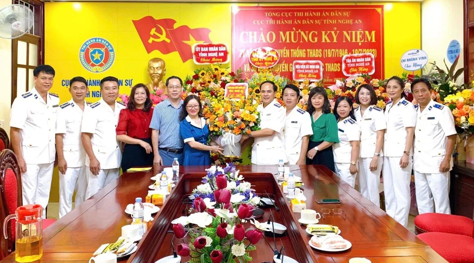 doan-dai-bieu-quoc-hoi-tinh-nghe-an-chuc-mung-77-nam-ngay-truyen-thong-thi-hanh-an-dan-su--n1.jpg