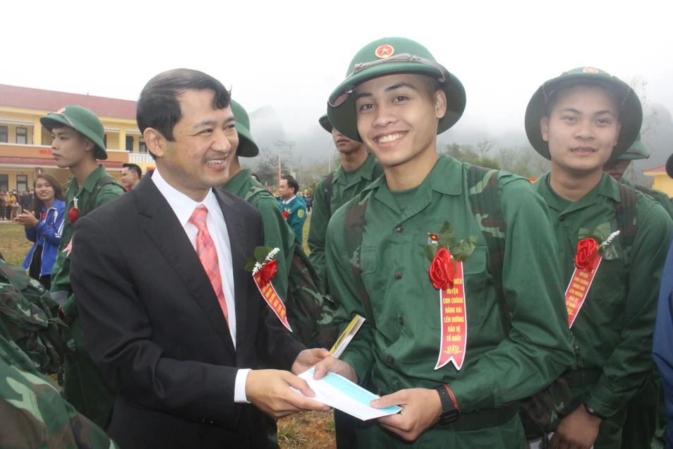 bna-lanh-dao-huyen-con-cuong-tang-qua-cho-cac-tan-binh-4488.jpg.webp