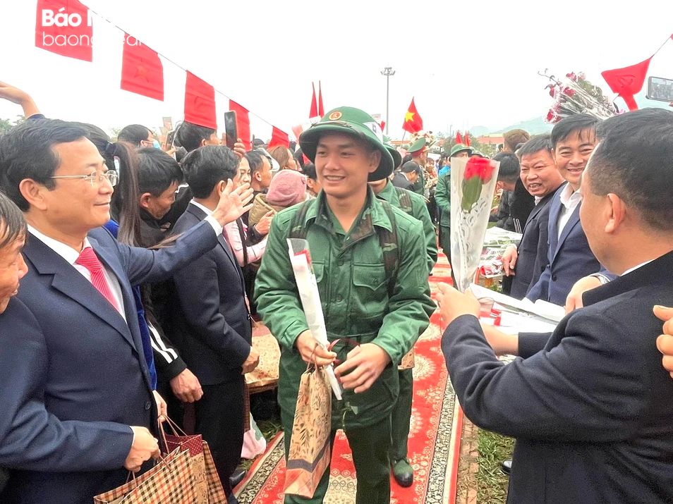 bna-tang-hoa-cho-cac-thanh-nien-len-duong-nhap-ngu-4104.jpg.webp