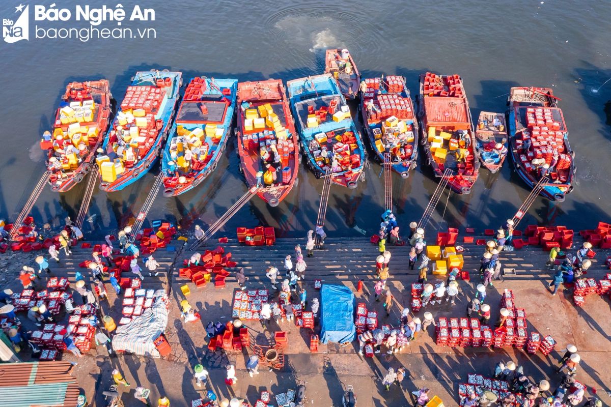 bna-khong-khi-tap-nap-tren-ben-duoi-thuyen-o-cho-ben-ca-luc-rang-dong-anh-quoc-dan-809.jpg.webp