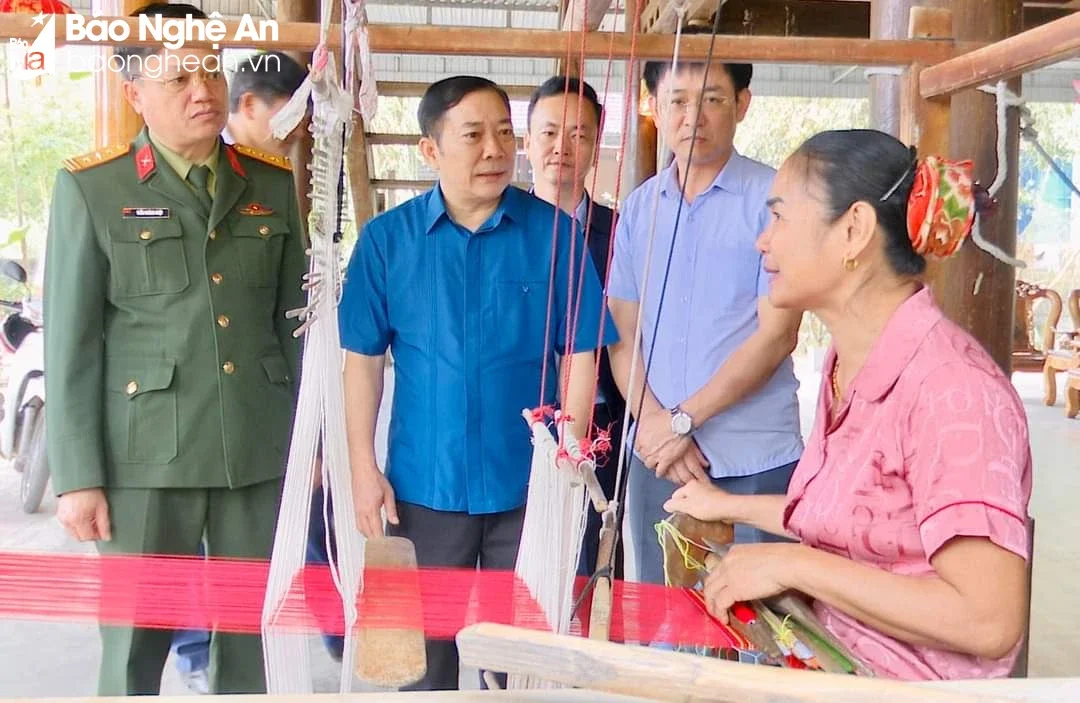 bna-lanh-dao-huyen-tan-ky-tham-mo-hinh-homestay-o-ban-phay-thay-minh-xa-tien-ky-anh-cam-tu-5900.jpg.webp