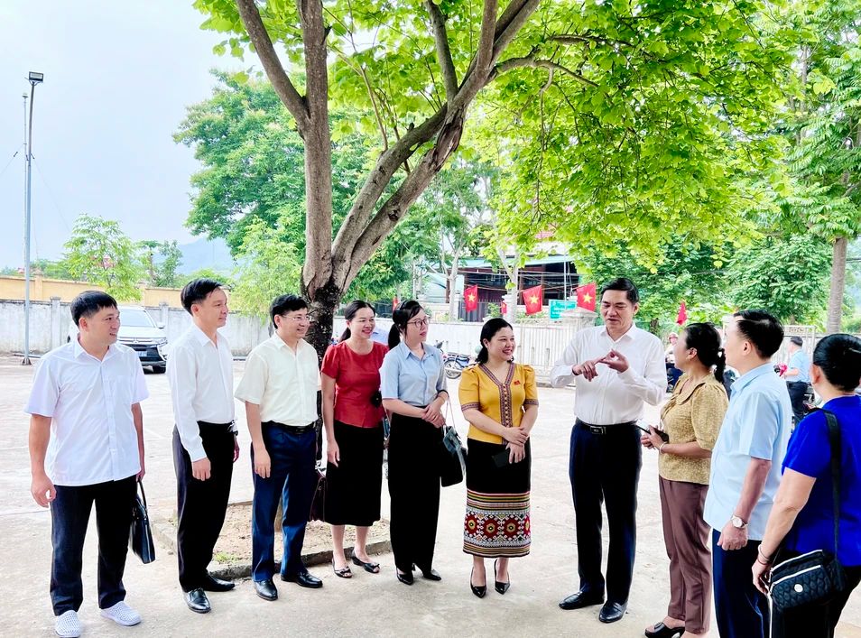 ong-hoang-nghia-hieu-pho-bi-thu-tinh-uy-trao-doi-voi-cu-tri-truoc-buoi-tiep-xuc-cu-tai-thi-tran-hoa-binh-2804.jpg.webp