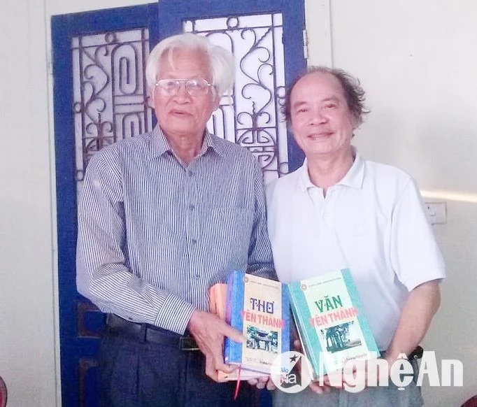 bna_tac-gia-ngo-duc-tien-tang-sach-nhac-sy-nguyen-trong-tao-anh-lang-hong-quang.jpg