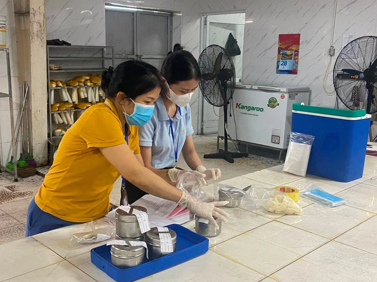 bna_can-bo-chi-cuc-an-toan-ve-sinh-thuc-pham-lay-mau-thuc-an-de-xet-nghiem-dieu-tra-nguyen-nhan-ngo-doc.-anh-thanh-chung-6a50068e80b070c94d6a16bee84e5f1d.jpg