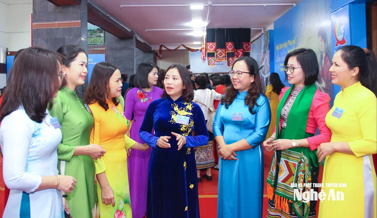 bna_-cac-dai-bieu-trao-doi-ben-le-dai-hoi.-anh-mai-hoa.jpg