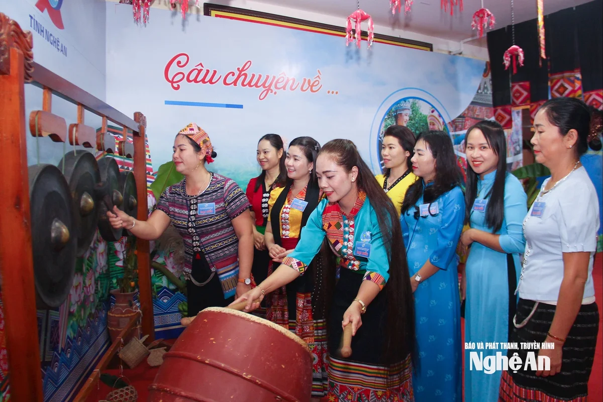 bna_-khong-gian-cong-chieng-ben-le-dai-hoi.-anh-mai-hoa.jpg