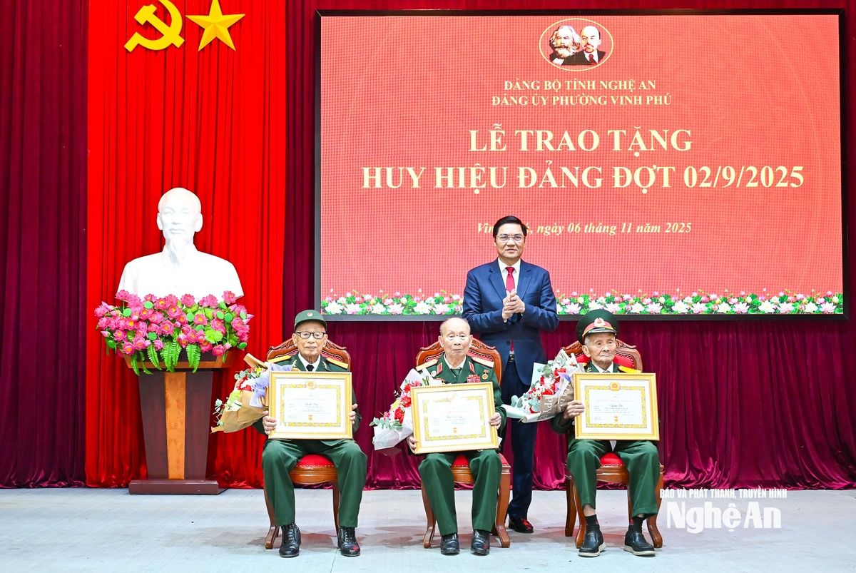 bna_trao-huy-hieu-dang-4.jpg