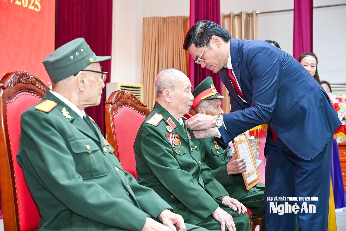 bna_trao-huy-hieu-dang-5.jpg