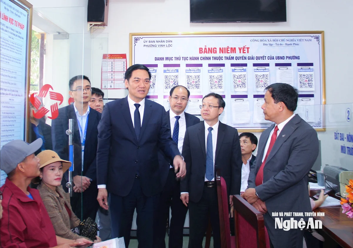 bna_-dong-chi-hoang-nghia-hieu-tim-hieu-dieu-kien-va-moi-truong-lam-viec-cua-can-bo-cong-chuc-tai-phuong-vinh-loc.-anh-mai-hoa.jpg