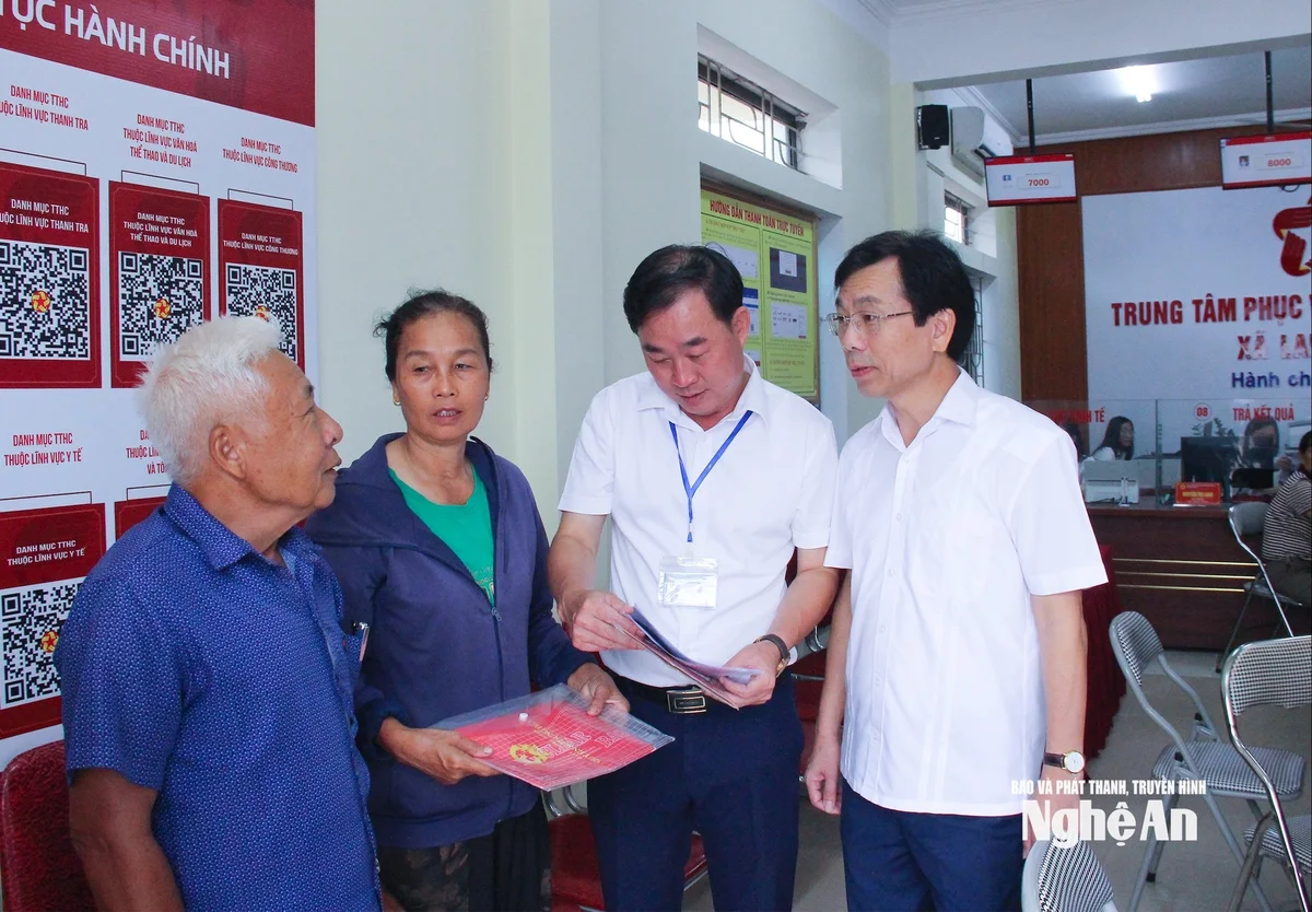 bna_-lanh-dao-xa-lam-thanh-lang-nghe-y-kien-nguoi-dan-trong-giai-quyet-thu-tuc-hanh-chinh.-anh-mai-hoa.jpg