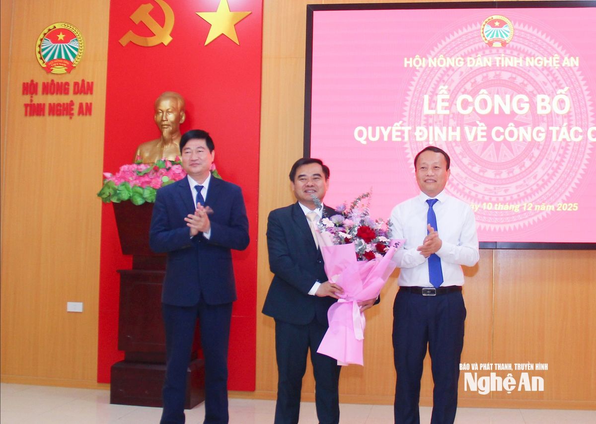 bna_-lanh-dao-hoi-nong-dan-tinh-tang-hoa-chuc-mung-tan-chu-tich-nguyen-viet-hung.-anh-mai-hoa.jpg