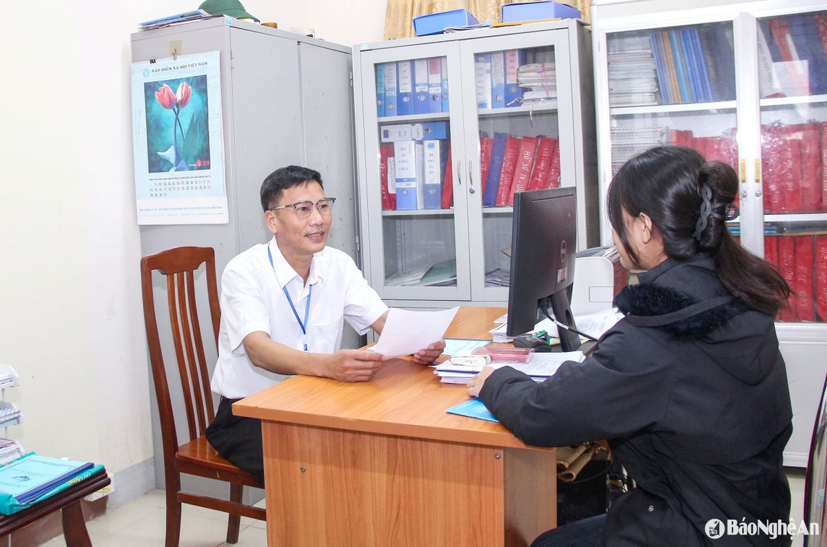 bna_-cong-chuc-xa-thinh-my-huyen-hung-nguyen-giai-quyet-cong-viec-cho-nguoi-dan.-anh-mai-hoa.jpg